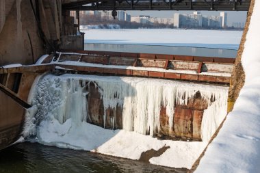 Moskva Nehri 'ndeki Perervinskaya barajında bahar seli sırasında su boşalması. Baraj çok yakın..