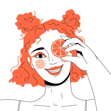 Bir dilim portakalla çilli, güneşli bir kız.