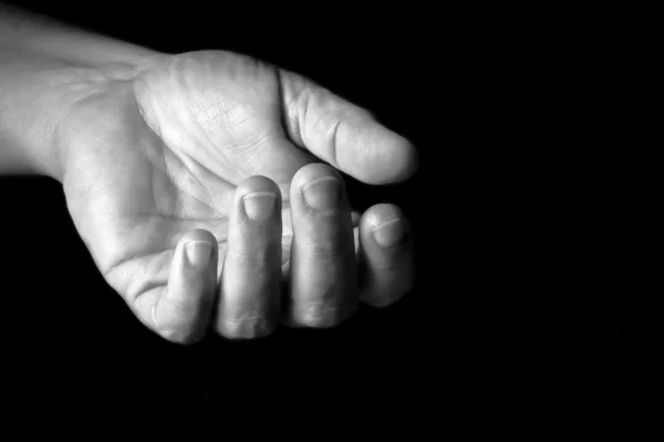 Рука на черном фоне — стоковое фото