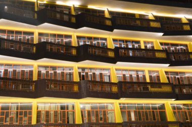 Yüksek bir binanın dış tarafında çok fazla pencere var.