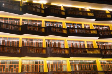 Yüksek bir binanın dış tarafında çok fazla pencere var.