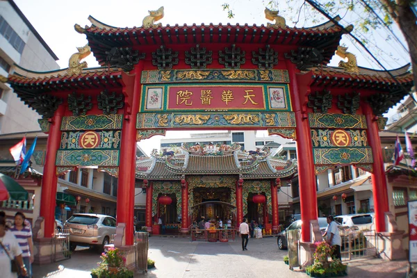Torre de tiro com arco em frente ao templo chinês — Fotografia de Stock