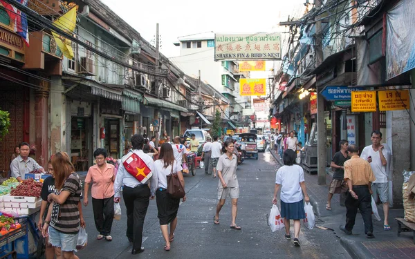 A gyalogosok az utcán, a Chinatown — Stock Fotó