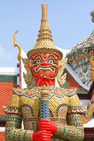 Röd stående drake. fragment av kung palace i bangkok — Stockfoto