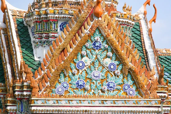 Front van bloem dak aan de koning paleis in bangkok — Stockfoto