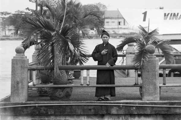 Monge budista na balsa Thu Thiem — Fotografia de Stock