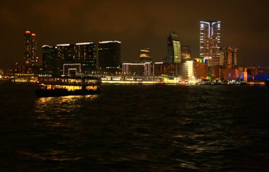 Hong Kong. Gece.
