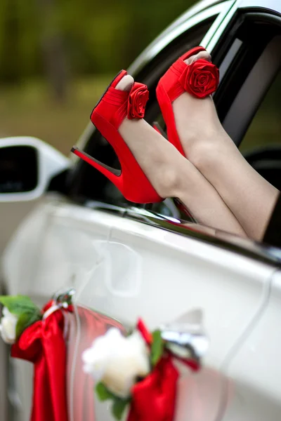 Zapatos rojos sexy. Primer plano de las piernas de la mujer en altos zapatos rojos infierno —  Fotos de Stock