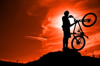 Mountainbiker ile bisiklet üzerinde dramatik gökyüzü