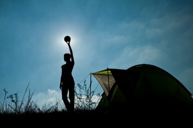 Aile Kamp. Anne ve oğlu eğlenceli açık havada çadırın yakınında olan silüeti