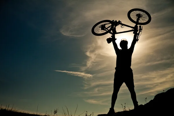 VTT avec vélo sur ciel dramatique — Photo