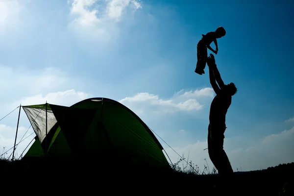 Baba ve oğul çadırın yakınında eğleniyor. Aile ve dostluk kavramı — Stok fotoğraf