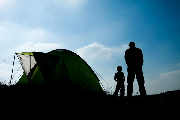 Pai e filho a divertirem-se perto da tenda. Conceito de família e amizade. Foto divertida de pai e filho — Fotografia de Stock