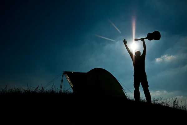 Silhouette di un uomo con chitarra su sfondo cielo — Foto Stock