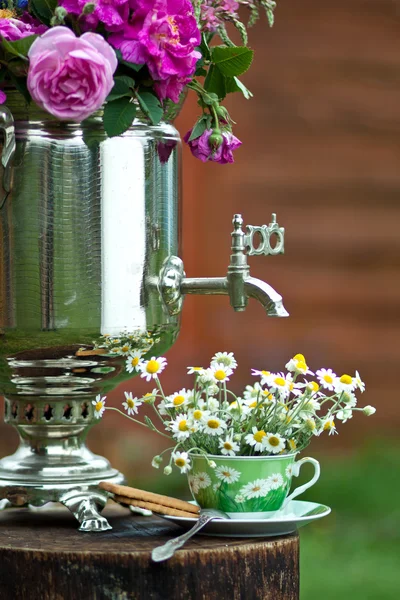 Tasse à thé à la camomille. Nature morte avec des fleurs et samovar — Photo