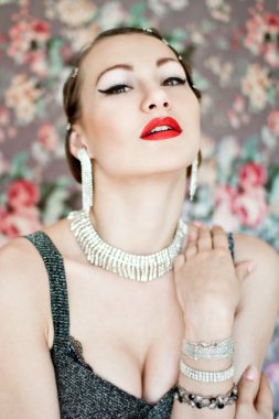 güzel kadın retro yumuşak portre çiçek gri arka plan