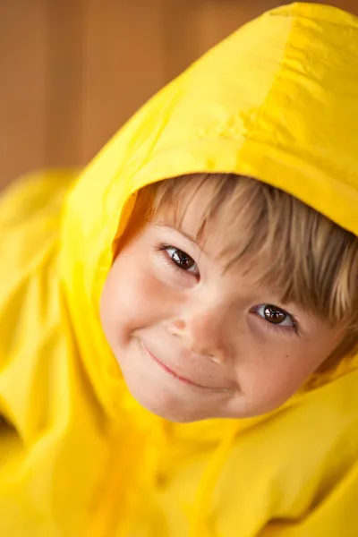 Netter kleiner Junge im gelben Parka — Stockfoto