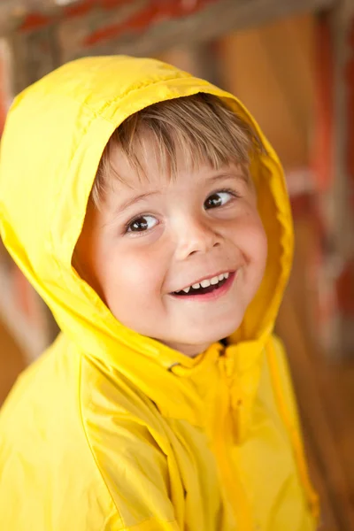 Menino bonito em parka amarelo — Fotografia de Stock