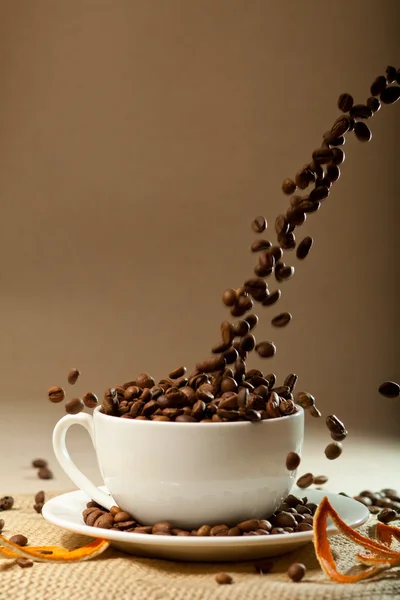 Kopp kaffe med kaffebönor — Stockfoto