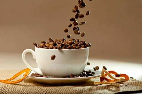 Šálek kafe s kávová zrna — Stock fotografie