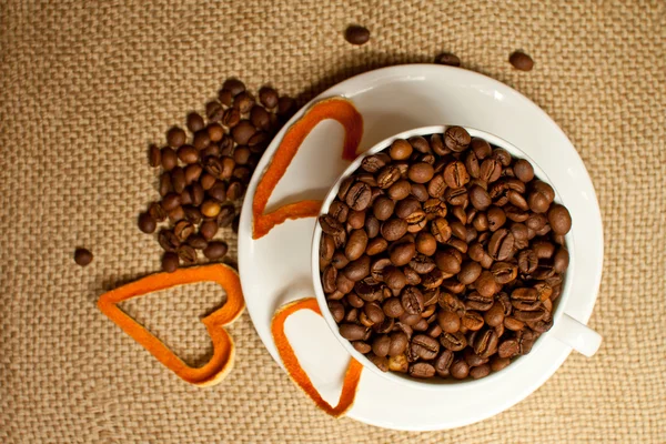 Cup of coffe with coffee beans — Stock Photo, Image