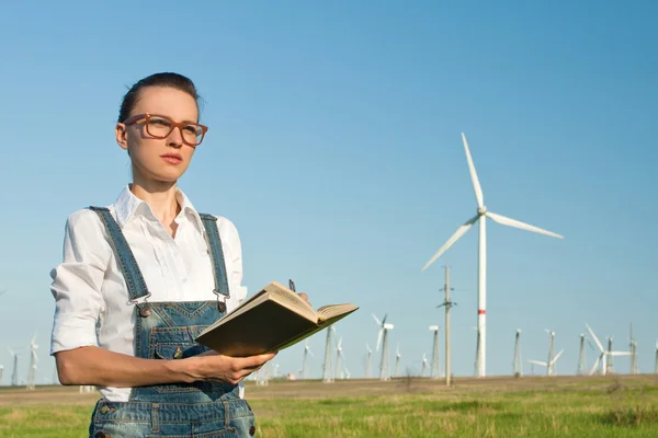 Vrouwelijke ingenieur in wind turbine generator elektriciteitscentrale — Stockfoto