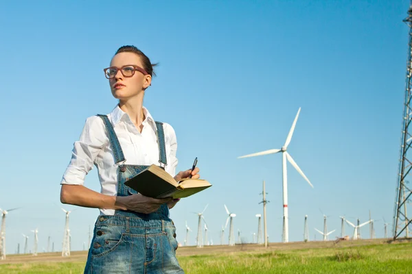 Ingeniera femenina en la estación generadora de energía de aerogeneradores —  Fotos de Stock