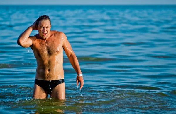 Portrait of a handsome muscular man in a beach — Stock Photo, Image