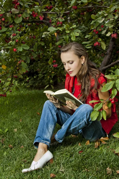 Schönes Mädchen mit Buch — Stockfoto