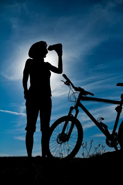 Silhouette eines Mannes mit Fahrrad — Stockfoto