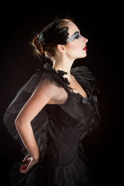 Красивая женщина с черным творческим макияжем — стоковое фото