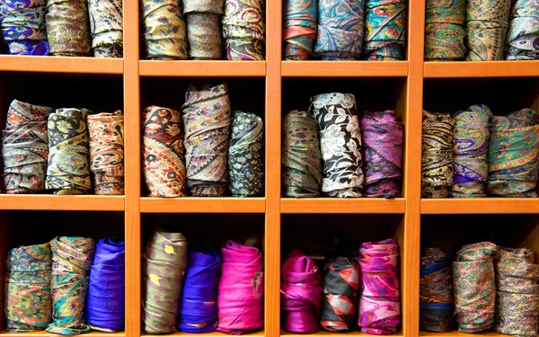 Колекція шарфів у магазині — стокове фото