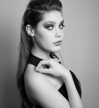 Aksesuar giyen genç güzel esmer kadın portresi