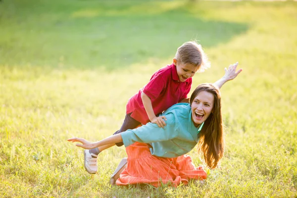 Madre e hijo teniendo Fun.backlit — Foto de Stock