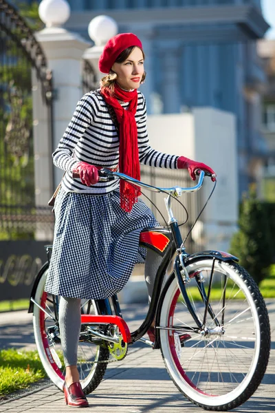 Femme insouciante avec vélo dans la rue en s'amusant et souriant — Photo