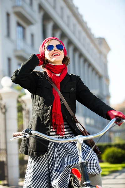 Despreocupado adorável jovem mulher andando de bicicleta da cidade e olhando para o céu. Cena urbana — Fotografia de Stock