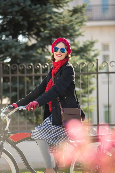 Beztroski dama z rowerów, jazda na ulicy zabawy i uśmiecha — Zdjęcie stockowe