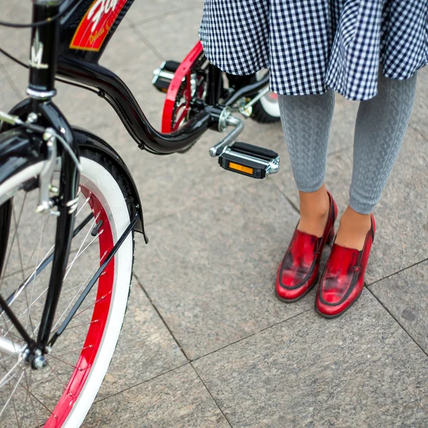 Retro cykel och elegant kvinna. stadsbilden — Stockfoto