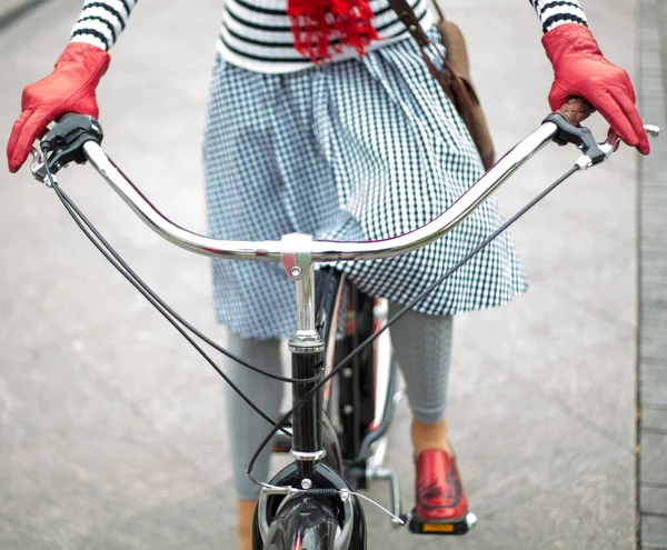 Retro cykel och elegant kvinna. stadsbilden — Stockfoto