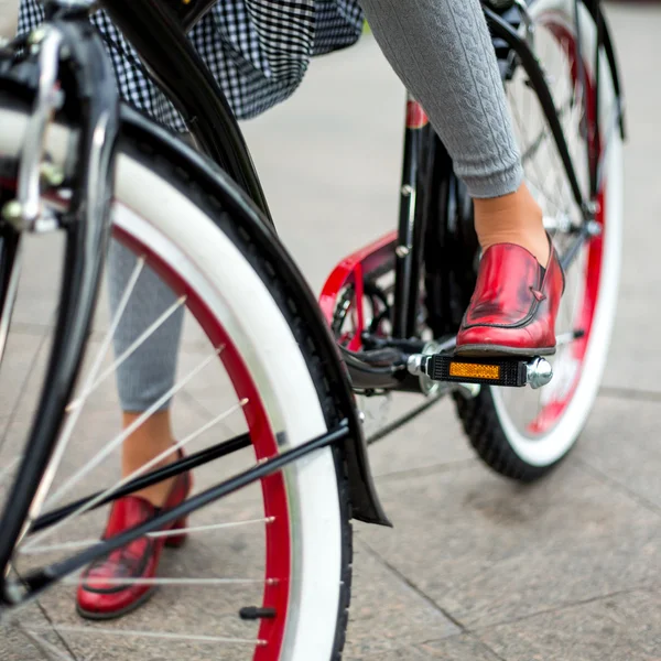 Retro cykel och elegant kvinna. stadsbilden — Stockfoto