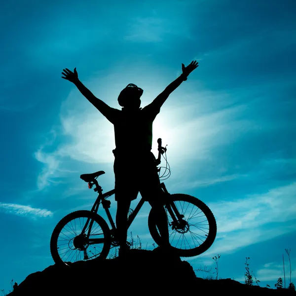 Silhouette of a man with hands to the sky. Active healthy outdoor lifestyle concept — Stock Photo, Image