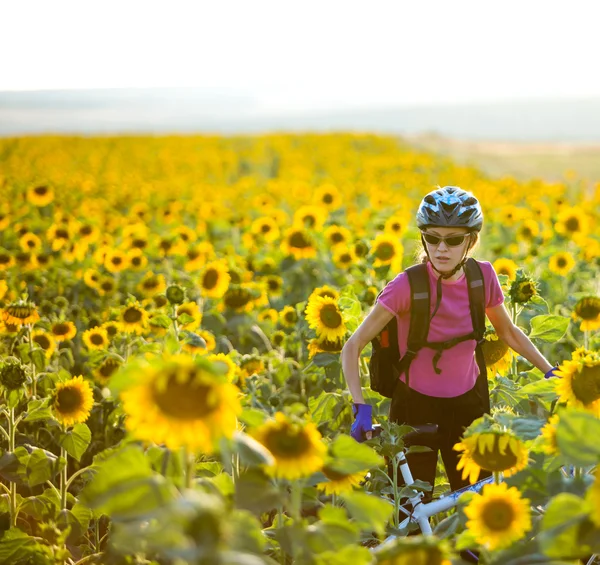 Jovem ciclista mulher andar de bicicleta ao ar livre em um dia ensolarado — Fotografia de Stock