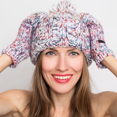 şaşırmış mutlu genç kız kış şapka ve eldiven