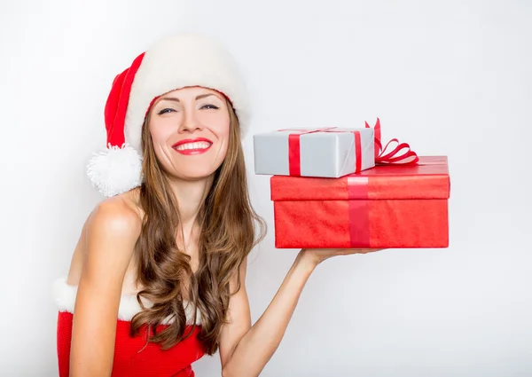 Junge Frau in Weihnachtsmann-Kleidung mit Weihnachtsgeschenk — Stockfoto