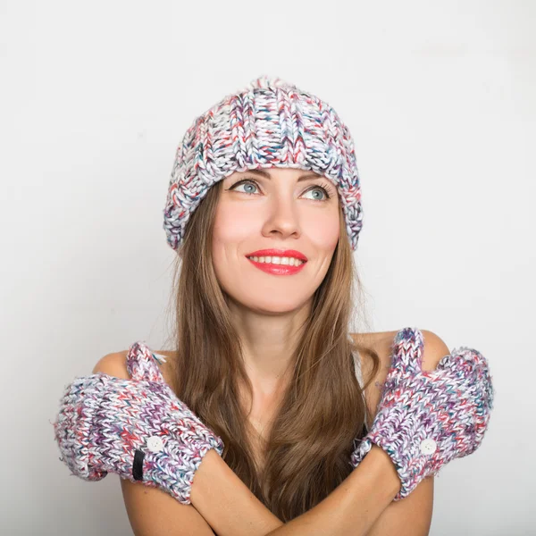 Verrast gelukkig jong meisje in winter cap en wanten — Stockfoto