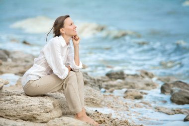kayalık plaj, denize meditasyon kadın zevk tatil mutlu bir kadın