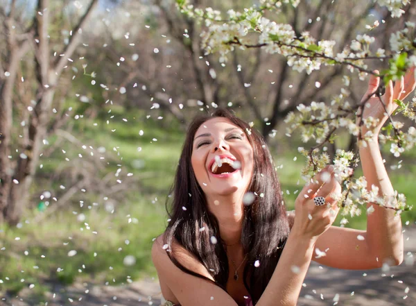 Feliz mulher sorridente no parque da primavera — Fotografia de Stock