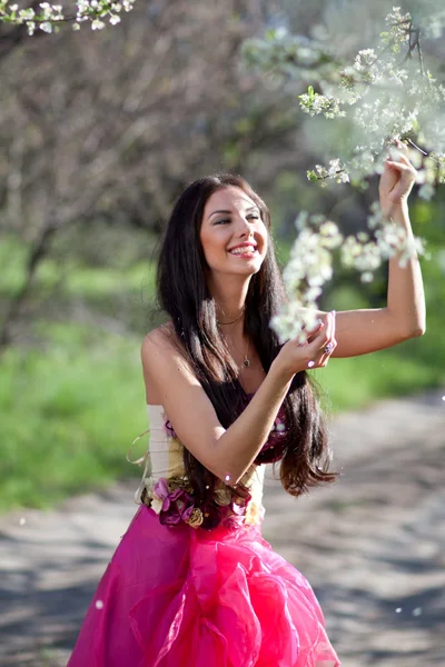 Glücklich lächelnde Frau im Frühlingspark — Stockfoto