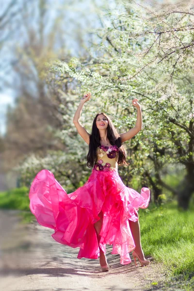 Happy smiling woman in spring park — Stock Photo, Image