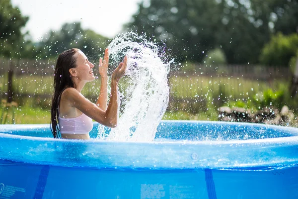 Mujer relajándose en una piscina — Foto de Stock